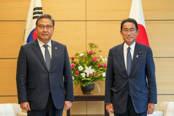 １９日、東京・首相官邸で岸田文雄首相（左）を表敬訪問した韓国外交部の朴振（パク・ジン）長官（右）。［写真　韓国外交部］
