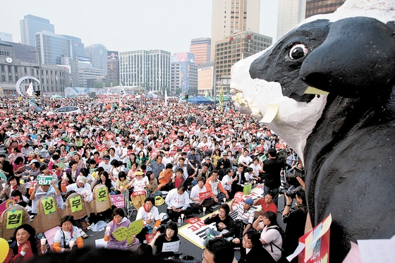 ２００８年６月、米国産牛肉輸入反対集会がソウル市庁前広場で開かれた。［中央フォト］