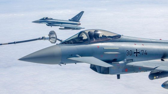 ドイツ空軍のユーロファイター戦闘機が空中給油を受けている様子。［写真　ドイツ連邦軍］