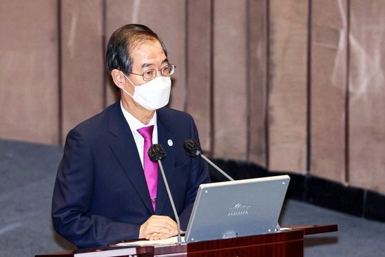 韓悳洙首相が２６日に国会で開かれた対政府質問で議員の質疑に答えている。キム・サンソン記者