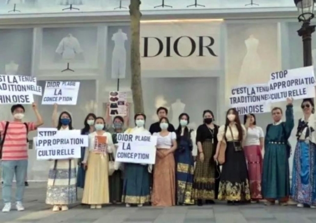 世界的なファッションブランドのＤｉｏｒ（ディオール）が中国の伝統スカートを盗作したとして、中国人留学生が最近フランス・パリで抗議デモを行った