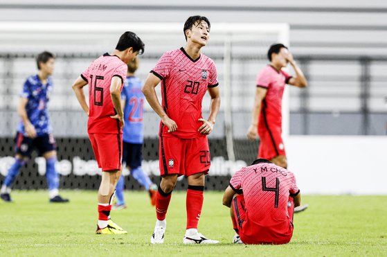 試合終了のホイッスルが鳴った後、権敬源（クォン・ギョンウォン、真ん中）ら韓国選手が落胆している。　［写真＝ロイター＝聯合ニュース］