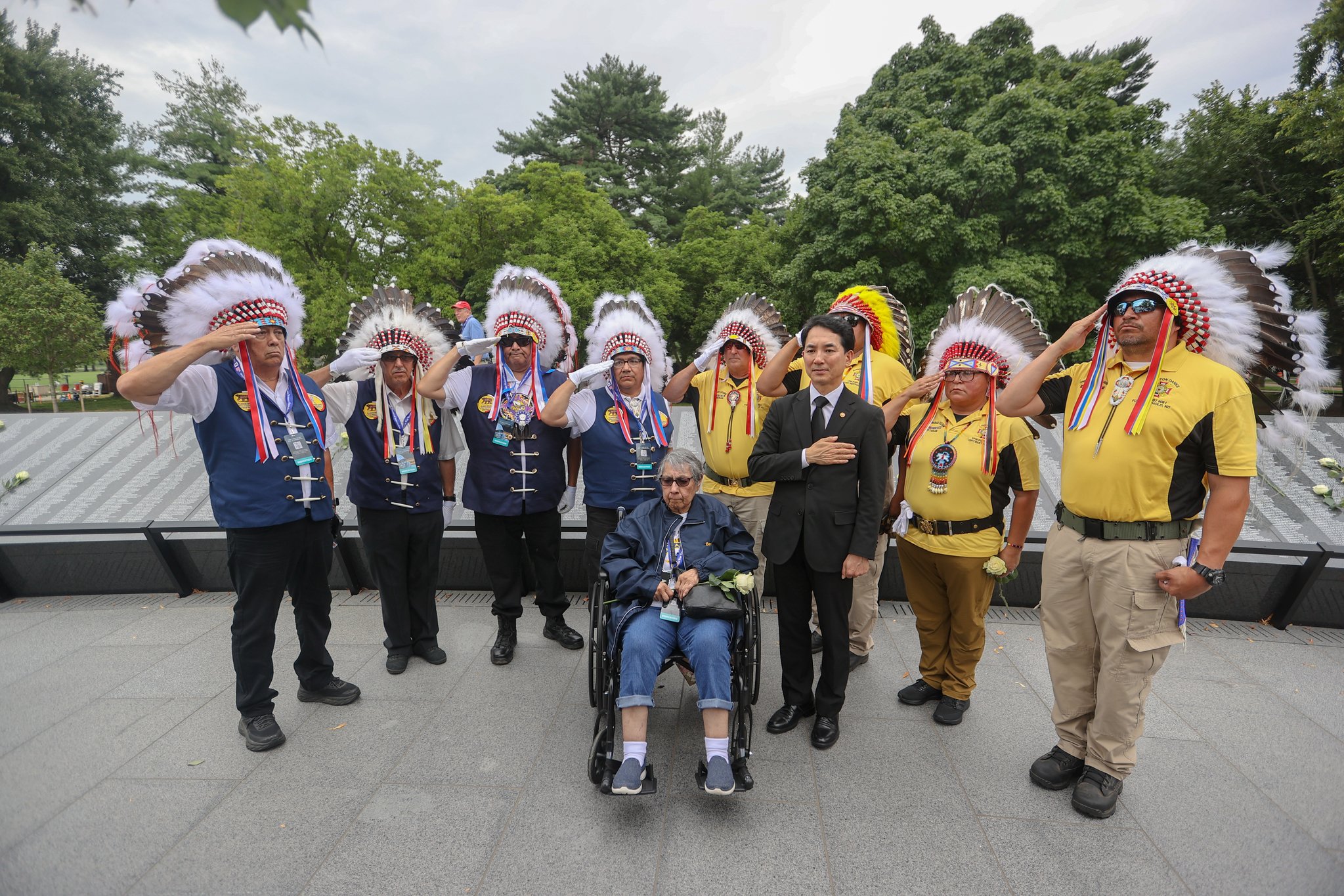 ２６日、「追慕の壁」で開かれた追悼行事に出席し、遺族と記念撮影をする韓国の朴敏植（パク・ミンシク）国家報勲処長。　［写真＝国家報勲処］