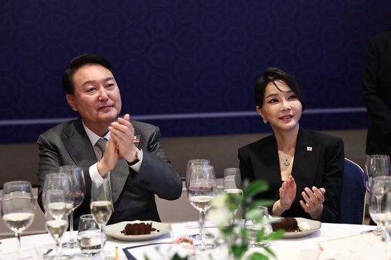 韓国の尹錫悦（ユン・ソクヨル）大統領と金建希（キム・ゴンヒ）夫人が先月２９日午後（現地時間）、スペイン・マドリード市内のホテルで開かれた在スペイン同胞招待晩餐懇談会で拍手をしている。［写真　大統領室写真記者団］