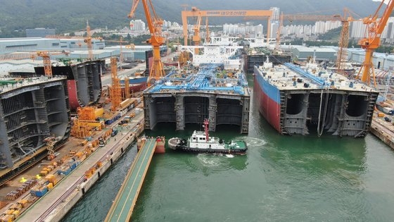 先月２３日午後、慶尚南道巨済の大宇造船海洋玉浦造船所第１ドックで３０万トン級超大型原油運搬船ブロックが最終組み立てに向け進水している。［写真　大宇造船海洋］