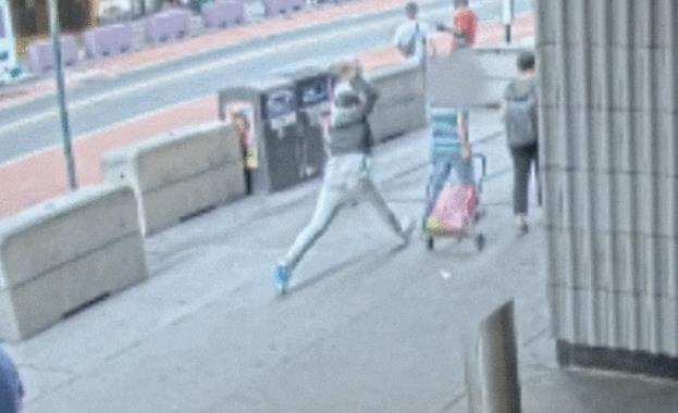 アジア系女性にカッターで切りつけるアンソニ－・エバンス容疑者。［写真　ＮＹＰＤｎｅｗｓツイッター）