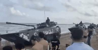 福建省アモイ（厦門）の海水浴場に現れた中国軍タンク。［写真　インターネット　キャプチャー］