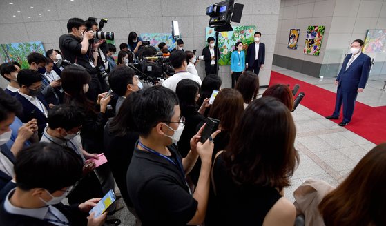 韓国の尹錫悦（ユン・ソクヨル）大統領が２６日午前、龍山（ヨンサン）大統領室で開かれた出勤途中の略式記者会見（ぶら下がり会見）で取材陣の質問に答えている。［写真　大統領室写真記者団］