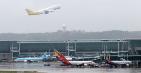 仁川国際空港の滑走路から飛行機が離陸している。台湾周辺で軍事的緊張感が高まり台北便の欠航が続いている。［中央フォト］