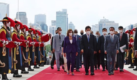 韓国を訪問中のペロシ米下院議長が４日、国会本庁の前で金振杓（キム・ジンピョ）国会議長と儀仗隊の栄誉礼を受けながら歩いている。　キム・ソンリョン記者