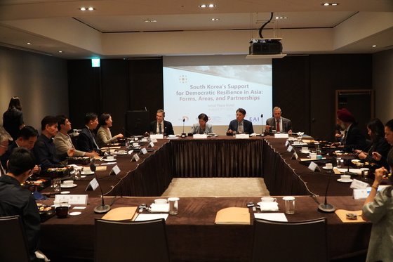 東アジア研究院主催の「韓米懇談会」が５日、ソウル中区プラザホテルで開かれた。この日の懇談会には韓国の前・現職議員と米国シンクタンク関係者が参加した。［写真　東アジア研究院］