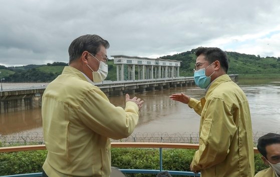２０２０年８月６日文在寅（ムン・ジェイン）前大統領（左）が京畿道漣川郡漣川邑郡南（クンナム）洪水調整ダムを訪問した姿。キム・ソンニョン記者