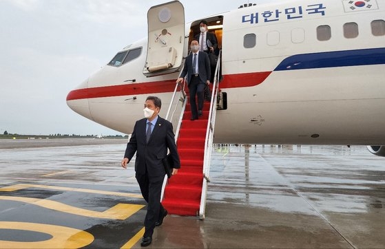 ８日午後、青島膠東空港に到着した韓国の朴振外交長官。　９日午後に韓中外相会談を行う。外交部提供