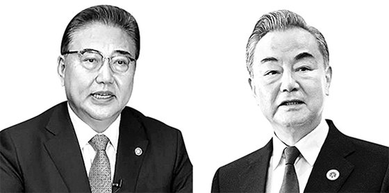 韓国の朴振（パク・ジン）外交部長（左）と中国の王毅外交部長（右）。