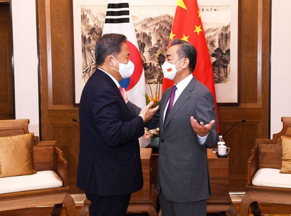 韓国の朴振外交部長官（左）と中国の王毅外交部長（右）