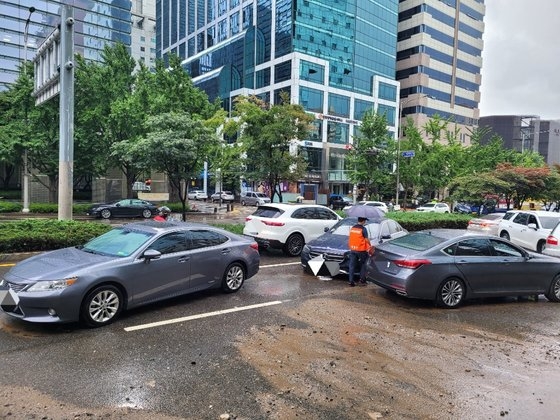 記録的豪雨の中で道路に放置された車