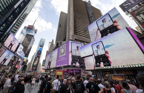 サムスン電子が１０日（現地時間）米国ニューヨークのタイムズスクエアでサムスン電子とＢＴＳの「Ｇａｌａｘｙ　Ｚ　Ｆｌｉｐ４　Ｘ　ＢＴＳ」のコラボ映像を初めて公開した。［写真　サムスン電子］