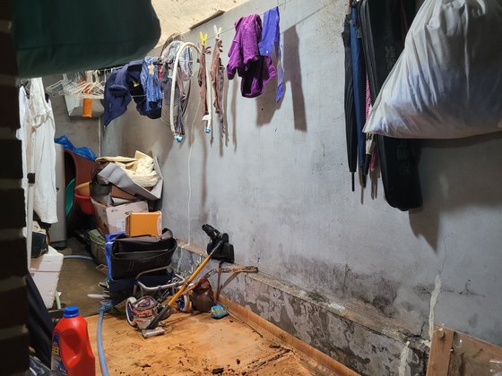 ８～９日の豪雨で被害を受けたソウル・冠岳区のリュさん（７２）の半地下住宅の内部。オ・ファンヒ記者
