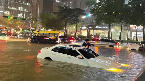 ８日午後、ソウル江南区大峙洞（カンナムグ・テチドン）一帯で大雨によって道路の一部が浸水している様子。［写真　読者］