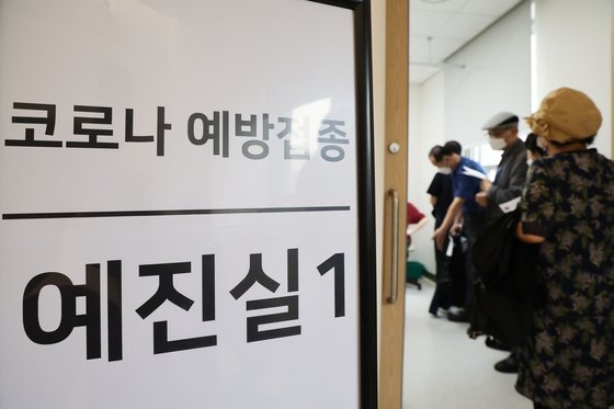 ６０歳以上の事前予約者に対するコロナワクチンの４回目予防接種が始まった２５日、ソウル江西区（カンソグ）のある病院を訪れた市民が接種を待っている。［写真共同取材団］