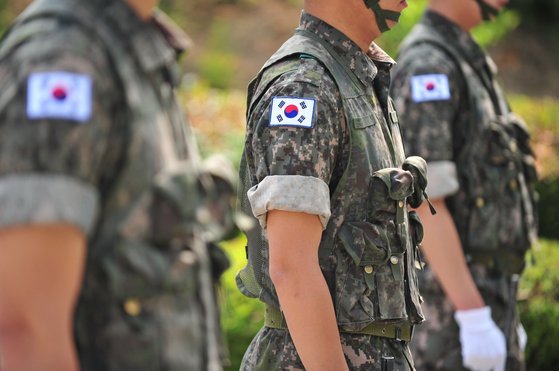 軍服着崩しの肉体自慢をＳＮＳに上げると…韓国陸軍「禁止令」 | Joongang Ilbo | 中央日報