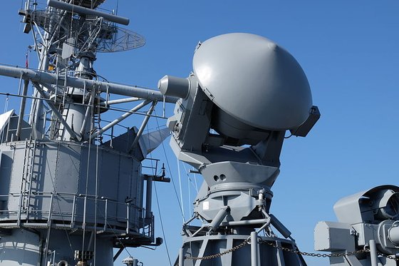 韓国海軍の追跡レーダー「ＳＴＩＲ　１８０」。探知距離は１８５キロメートル。［写真　ウィキペディア］