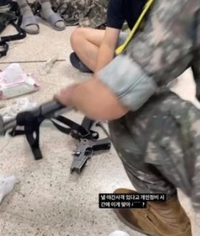 銃器を手入れしながら不満を表出する韓国軍兵士　［写真　フェイスブック　キャプチャー］