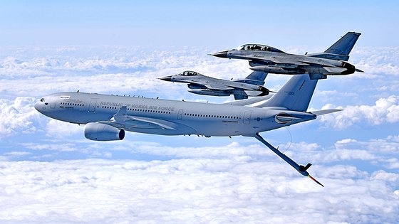 韓国空軍は２９日から９月７日までオーストラリア北部ダーウィンおよびアンバレー基地で実施される大規模な多国籍連合訓練ピッチブラックに初めて参加すると１８日、明らかにした。今回の訓練にはＫＦ－１６戦闘機６機、ＫＣ－３００多目的空中給油輸送機１機、約１３０人の兵力が参加する。　写真＝空軍