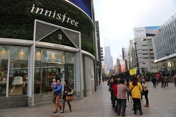 中国のアモーレパシフィック「イニスフリー（ｉｎｎｉｓｆｒｅｅ）」店舗。［写真　中央フォト］