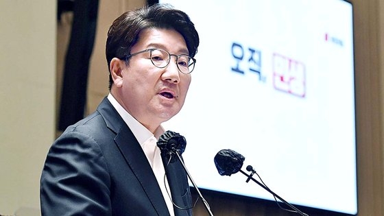 韓国与党「国民の力」の権性東（クォン・ソンドン）院内代表が１６日、ソウル汝矣島（ヨイド）国会で開かれた同党の議員総会で発言している。［写真　キム・ソンニョン記者］