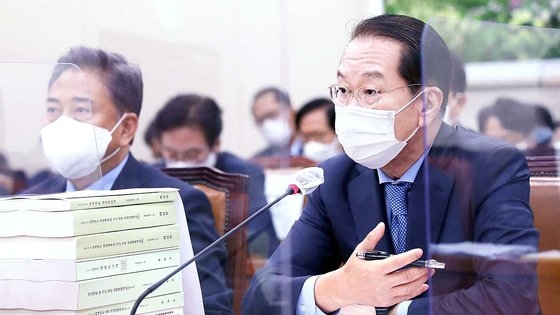 韓国の権寧世（クォン・ヨンセ）統一部長官が１８日午前、ソウル汝矣島（ヨイド）国会で開かれた外交統一委員会全体会議で質問に答えている。［写真　キム・ソンリョン記者］