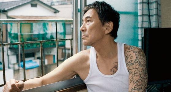 日本映画『すばらしき世界』は殺人罪で１３年間刑務所で服役後に出所したヤクザの社会適応記を描いた。韓国の観客にもおなじみの俳優役所広司が主役を演じた。［写真　アットナインフィルム］