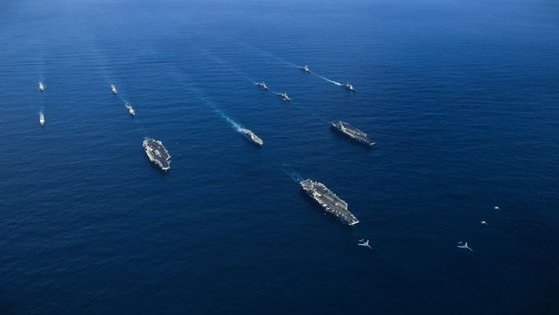 ２０１７年１１月、韓半島周辺海域で訓練する米海軍の原子力空母「ロナルド・レーガン」「セオドア・ルーズベルト」「ニミッツ」。　写真＝米海軍