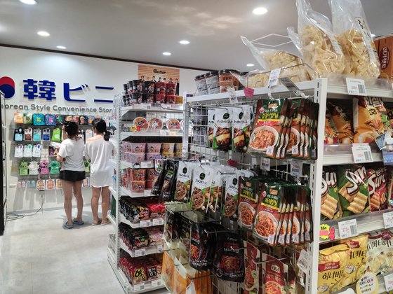 １７日、埼玉県川口市にある韓国式コンビニ「韓ビニ」で来店客が品物を選んでいる。イ・ヨンヒ特派員