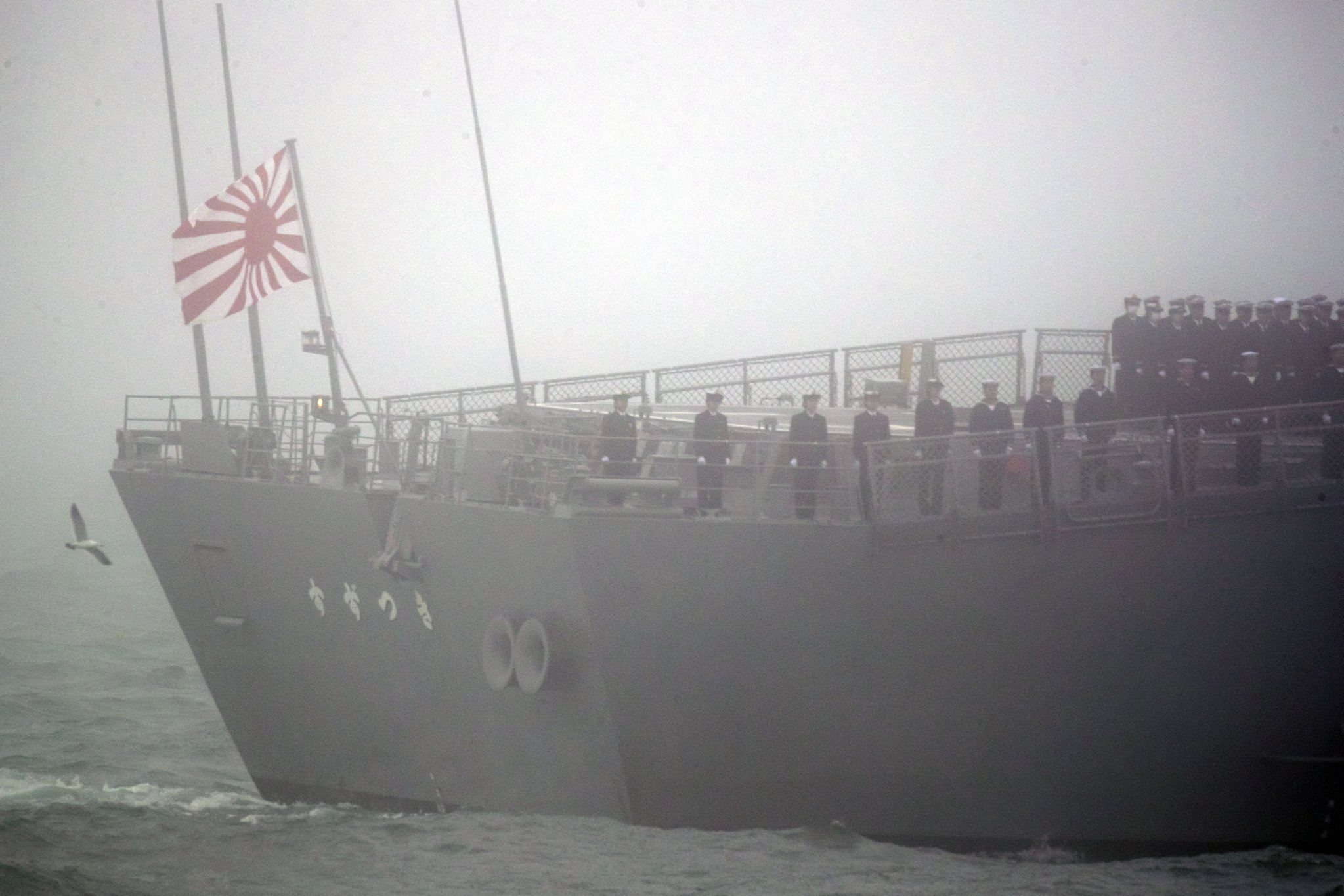 旭日旗をはためかせながら中国の海を航行する海上自衛隊の艦艇。［写真　ＡＰ＝聯合ニュース］