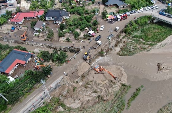 奇襲的大雨で住宅が浸水して道路が寸断された長徳里。［写真　聯合ニュース］