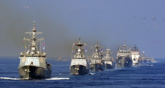 ２０１５年韓国海軍創設７０周年記念の大韓民国観艦式の様子。［写真　中央フォト］
