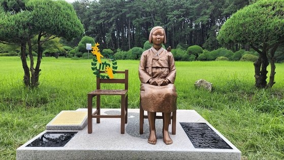 光復節だった１５日夜、忠南大学キャンパス西門近くに建てられた平和の少女像。シン・ジンホ記者