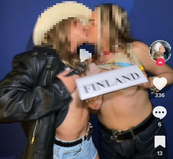 フィンランドの有名女性インフルエンサーがフィンランドのマリン首相の官邸でキスをしている写真が２３日（現地時間）、ＳＮＳで拡散された。［ツイッター　キャプチャー］