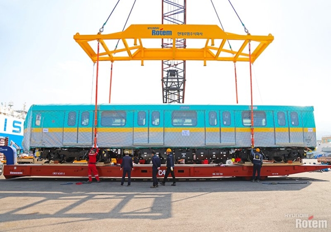 現代ロテムが製作したカイロメトロ電車の出庫場面。［写真　現代ロテム］
