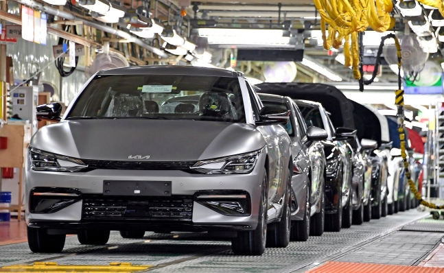 起亜自動車の電気自動車の生産ライン［写真　起亜自動車］