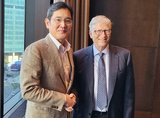 今月１６日に訪韓したビル・ゲイツ理事長（右）と会合した李在鎔副会長。　［写真　サムスン電子］