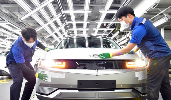 ヒョンデ（現代自動車）の蔚山（ウルサン）工場内電気自動車「アイオニック５」の生産ラインで現場の労働者が車を点検している。［写真　ヒョンデ］