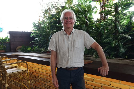 韓国の若いクラシック演奏者にスポットライトを当てたドキュメンタリー映画『Ｋクラシック・ジェネレーション』を制作したベルギーのティエリー・ロロ監督と２６日、ソウル銅雀区のアートナイン映画館で会った。韓国文化、韓国人に魅了され、韓国語も学んでいるというロロ監督は、韓国語で自分の姓の判子が押された名刺を差し出した。［写真　アットナインフィルム］