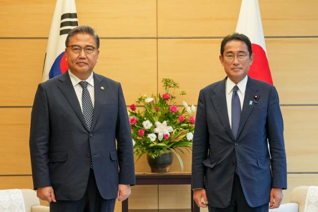 朴振（パク·ジン）韓国外交部長官（写真左）が先月１９日午後、日本首相官邸で岸田文雄首相を表敬訪問した後、記念撮影している。［写真　韓国外交部提供］