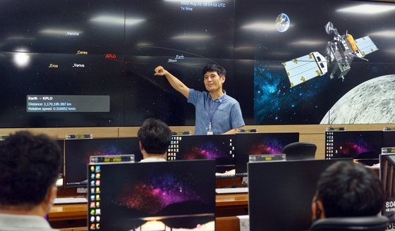 韓国初の月軌道探査船（ＫＰＬＯ・Ｋｏｒｅａ　Ｐａｔｈｆｉｎｄｅｒ　Ｌｕｎａｒ　Ｏｒｂｉｔｅｒ）「タヌリ」の宇宙飛行を管制している韓国航空宇宙研究院のイ・ジョンヒョン上級研究員と研究員が今月２３日午後、大田（テジョン）航宇研管制室でタヌリの現在の飛行状態をモニタリングしている。［写真　フリーランサー　キム・ソンテ］