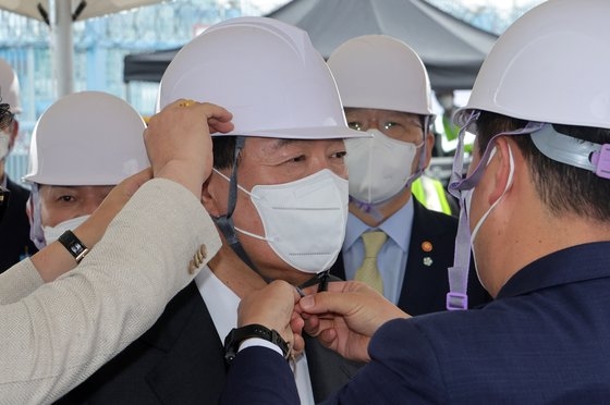 ３１日、釜山新港を訪問した尹錫悦（ユン・ソクヨル）大統領。　カン・ジョンヒョン記者