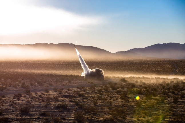 米海兵隊の多連装ロケット「ハイマース」の発射場面　写真＝米海兵隊