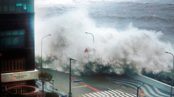 台風１１号「ＨＩＮＮＡＭＮＯＲ（ヒンナムノー）」が上陸した６日午前、波が釜山海雲台区（プサン・ヘウンデグ）マリンシティを襲っている。［写真　聯合ニュース］