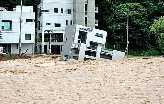 台風１１号の影響で河川の氾濫、地盤沈下が発生し、浦項市南区烏川邑の建物が傾いた。　オンラインコミュニティ　キャプチャー